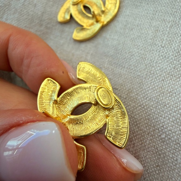 💛Vintage Chanel Gold Quilted CC Logo Statement Earrings✨ - Picture 10 of 13